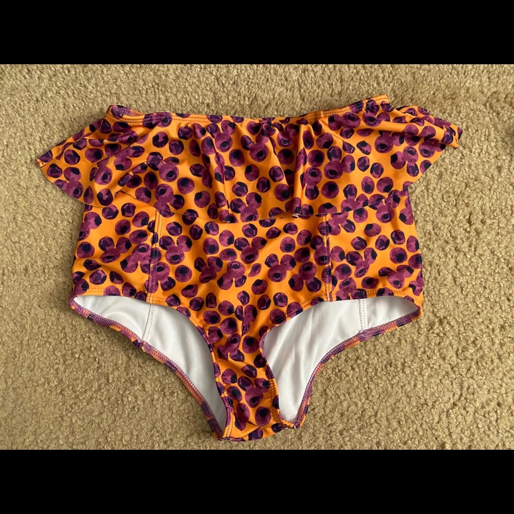 Kortni Jeane EUC Ruffle Around Bottoms